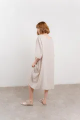 Vestido celeste de lino, corte holgado y largo midi, con escote redondo y mangas 3/4.