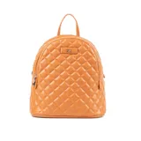 Mochila color habano con diseño acolchado en símil cuero, costuras a tono y herrajes plateados. Tiene acceso con cierre, dos compartimentos, un bolsillo interno con cierre y dos abiertos. La correa es regulable y el interior es de tela de algodón y poliéster.