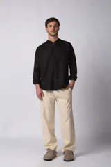 Camisa de lino negra con cuello mao y mangas largas.