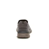 Zapato Caterpillar tipo slip-on color gris oscuro, con capellada de lona, forro de tejido transpirable, plantilla de espuma de PU moldeada, entresuela de EVA y suela de goma.