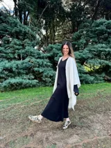 Zapatillas bajas con estampado animal print de vaca en blanco y negro, con cordones marrones y suela color caramelo.