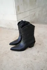 Botas texanas de cuero color tostado, con bordado en la capellada y taco de 6 cm.