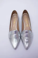 Mocasines color cobre con puntera fina y detalle de antifaz.