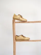 Championes de gamuza azul marino con cordones y suela color caramelo.