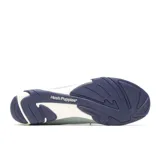 Zapatilla urbana blanca con detalles dorados, de cuero y tela calada. Cuenta con cordones, suela antideslizante Bounce® y plantilla extraíble de poliuretano con inserto de gel en el talón.