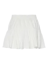 Pollera corta blanca de tiro medio con cintura elastizada y diseño de volados escalonados.