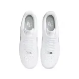Zapatillas urbanas Nike Air Force 1 Low 07, color blanco con detalles en gris.