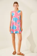 Vestido corto sin mangas con estampado floral en tonos rosa, celeste y blanco.