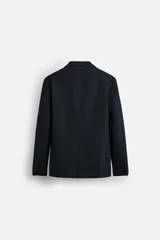 Blazer regular fit confeccionado en tejido con 17% de lana. Cuello con solapas de muesca. Manga larga acabada en puño con detalle de botones. Bolsillo de vivo en pecho y de solapa en cadera. Detalle bolsillo interior. Bajo con aberturas en espalda. Cierre frontal con botones.