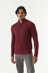 Sweater básico color beige de punto acanalado, con medio cierre frontal, cuello alto y logo bordado en el pecho.