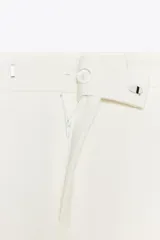 Pantalón negro de vestir, de tiro alto y pierna recta.