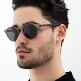 Lentes de sol INVU modelo IB22536C, con montura redonda color gris y lentes polarizadas negras.