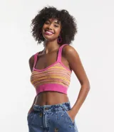 Blusa cropped de tirantes con escote corazón, confeccionada en tejido de punto con textura y diseño de rayas horizontales en colores.