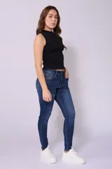 Pantalón jean chupín de tiro medio, color azul oscuro, con lycra.