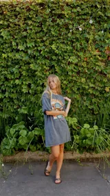 Vestido corto gris con estampado gráfico multicolor y cuello redondo.