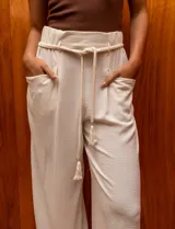 Pantalón palazzo color beige, marca Dictionary, con pretina ancha elastizada, pasadores y cinto de cordón.