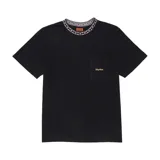 Remera negra de algodón con cuello redondo con patrón geométrico en blanco y bolsillo en el pecho con logo bordado.