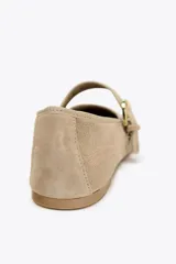Bailarinas color beige de gamuza con tira sobre el empeine y hebilla dorada.