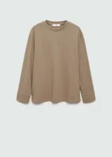 Remera color beige de manga larga con cuello redondo.