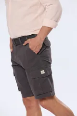 Bermuda cargo azul marino con cinto, confeccionada en 98% algodón y 2% spandex. Presenta bolsillos laterales tipo cargo con solapa y botón.