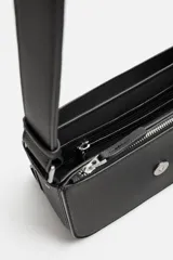 Bandolera negra con acabado grabado, compartimento principal con cierre de solapa imantada, bolsillo interior con cierre y bolsillo frontal con cierre. Asa de hombro ajustable.