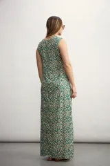 Vestido largo sin mangas con estampado abstracto en tonos azul y beige.