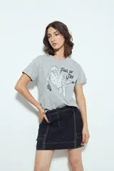 Falda corta tipo cargo de tiro medio, color negro, con costuras visibles en contraste blanco y bolsillos aplicados.