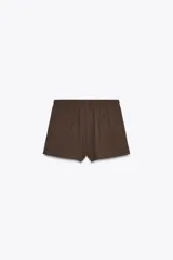 Shorts mini color marrón de tiro medio con cintura elástica ajustable con lazada y bolsillos laterales.