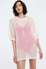 Vestido corto de hilo color crudo, tejido calado con rayas diagonales.