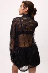 Camisa blanca oversize de algodón con cuello clásico, mangas largas y puños abotonados con detalle de tablas.