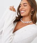 Cardigan blanco de punto con hilo mezclado, escote en V, abotonado frontal con botones forrados y mangas largas.