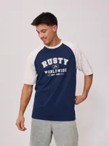 Remera azul marino con mangas raglán color crema y estampado frontal con el logo de Rusty en blanco.