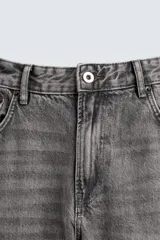 Pantalón de jean celeste de corte flare, con cinco bolsillos, efecto lavado y bajo con acabado irregular.