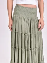 Falda larga verde oliva con cintura elastizada y diseño escalonado.