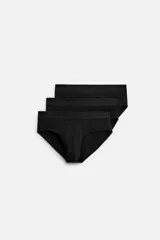 Pack de tres slips negros con cintura elástica.