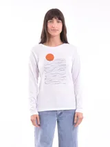 Remera blanca de manga larga con cuello redondo y estampado abstracto en tonos pastel.