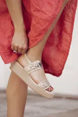 Sandalias negras de cuero con plataforma beige y doble tira con hebilla.