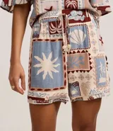 Short de cintura alta confeccionado en viscosa estampada con motivos tropicales. Tiene elástico y lazo en la cintura.