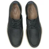 Zapato náutico casual de cuero azul marino con cordones y suela de goma color crema. El cuero proviene de una curtiduría sostenible con certificación ecológica de «ORO».