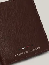 Billetera Tommy Hilfiger de cuero color marrón con logo en relieve en el frente.
