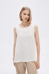 Musculosa blanca de lino con breteles anchos y cuello bote.