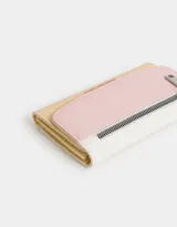 Billetera colorblock de cuerina con solapa y cierre frontal.