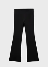 Pantalón negro acampanado de tiro alto.