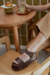 Sandalias marrones con plataforma forrada en cuero y cierre con velcro.