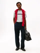 Remera gris de algodón con cuello redondo y logo bordado en el pecho con los colores distintivos de Tommy Hilfiger.