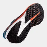 Championes de running Joma modelo Super Cross, color azul oscuro con detalles en naranja y marrón. Presentan una suela gruesa con tecnología REACTIVBALL en la parte del talón.