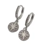 Par de aros plateados tipo argolla con strass y dije colgante circular con diseño de estrella de ocho puntas.