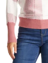 Buzo tejido dolman de la marca Absolutely Famous, con cuello a la base y manga larga con puño. Presenta un diseño de bloques con rayas horizontales y verticales en tonos blanco y rosado.