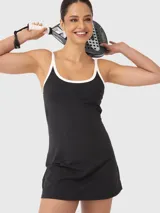 Vestido enterito deportivo negro con breteles blancos y falda tipo skort.