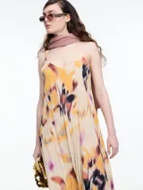 Vestido largo de breteles finos confeccionado en viscosa crinkled con estampa de manchas. De escote en V y silueta evasé, tiene una caída fluida que acompaña el movimiento. El efecto arrugado del tejido le da textura y carácter a una prenda fresca y versátil.